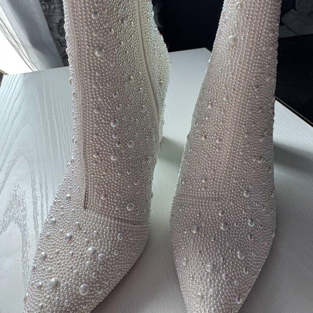 Betsey Johnson Pearl Rhinestone Ankle Boots Pointed Toe Block Heel Zip-Size 7.5 - Picture 3 of 5